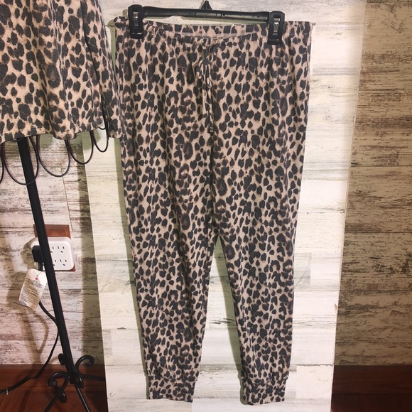 Victoria’s Secret cheetah print pajamas set animal print size medium lounge wear - Picture 6 of 8